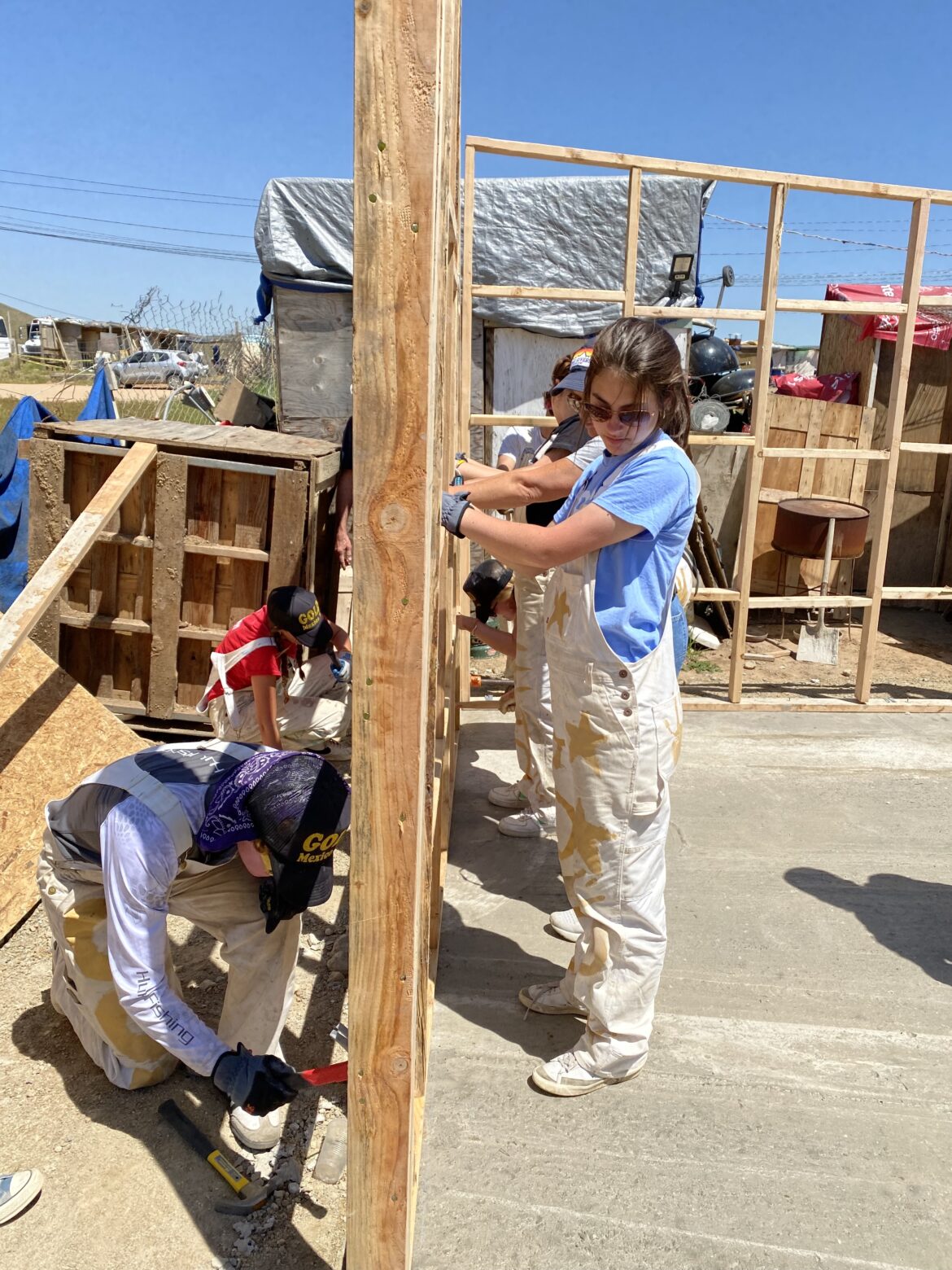 Fotos |  Estudiantes de Piamonte concluyen semana de construcción de viviendas en México